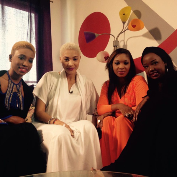 L'animatrice Adja Diallo posant avec les stars de "Safari"