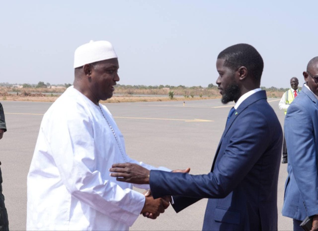 Adama Barrow au président Bassirou D. Faye: « La Gambie sera toujours reconnaissante vis à vis du Sénégal… » Adama Barrow au président Bassirou D. Faye: « La Gambie sera toujours reconnaissante vis à vis du Sénégal… »