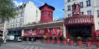 Moulin Rouge : les ailes du célèbre cabaret parisien sont tombées Moulin Rouge : les ailes du célèbre cabaret parisien sont tombées