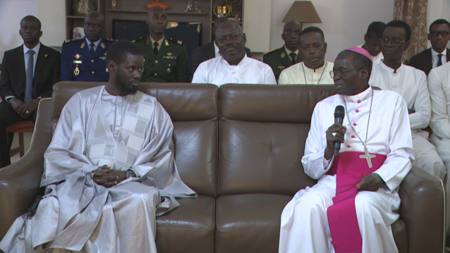 VISITE CHEZ L’ARCHEVÊQUE DE DAKAR : LE PRÉSIDENT BASSIROU DIOMAYE FAYE S’ENGAGE POUR ACHEVER LE SANCTUAIRE MARIAL DE POPENGUINE