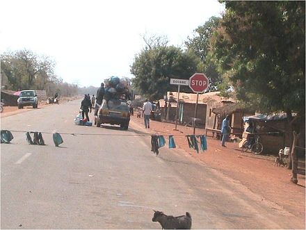 Frontière entre le Sénégal et la Guinée Conackry- Un groupe d'enfants sans-papiers bloqué Frontière entre le Sénégal et la Guinée Conackry- Un groupe d'enfants sans-papiers bloqué