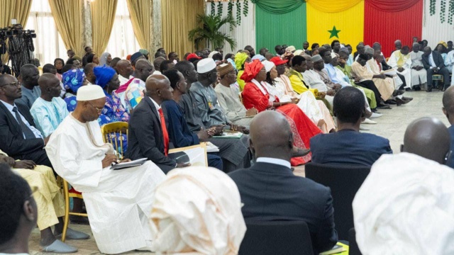 REMISE DES CAHIERS DE DOLÉANCES | LE CHEF DE L’ETAT PRÔNE LA CONCERTATION REMISE DES CAHIERS DE DOLÉANCES | LE CHEF DE L’ETAT PRÔNE LA CONCERTATION