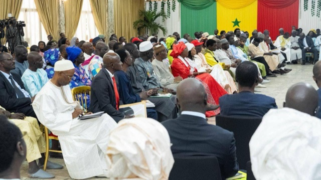 REMISE DES CAHIERS DE DOLÉANCES | LE CHEF DE L’ETAT PRÔNE LA CONCERTATION REMISE DES CAHIERS DE DOLÉANCES | LE CHEF DE L’ETAT PRÔNE LA CONCERTATION