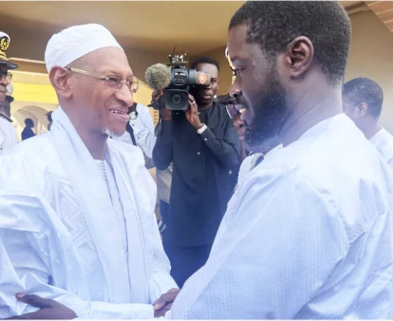 Religion / Retraite du Daakaa : Le Président Faye en entretien avec le Khalife de Madina Gounass Religion / Retraite du Daakaa : Le Président Faye en entretien avec le Khalife de Madina Gounass