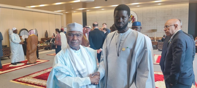 Poignée de main entre le Secrétaire général de l'OCI Hissein Brahim Taha et les Chefs d'État Poignée de main entre le Secrétaire général de l'OCI Hissein Brahim Taha et les Chefs d'État