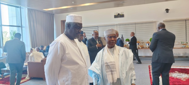 Poignée de main entre le Secrétaire général de l'OCI Hissein Brahim Taha et les Chefs d'État Poignée de main entre le Secrétaire général de l'OCI Hissein Brahim Taha et les Chefs d'État