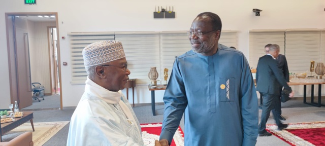 Poignée de main entre le Secrétaire général de l'OCI Hissein Brahim Taha et les Chefs d'État Poignée de main entre le Secrétaire général de l'OCI Hissein Brahim Taha et les Chefs d'État