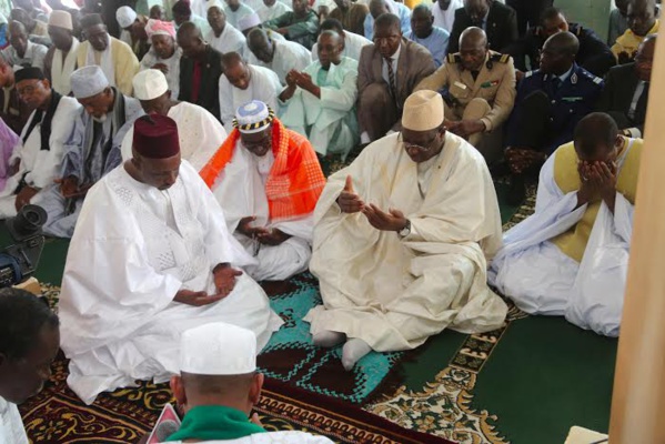 Le Président de la République prie à la grande mosquée de Liberté 6 pour avoir... Le Président de la République prie à la grande mosquée de Liberté 6 pour avoir...