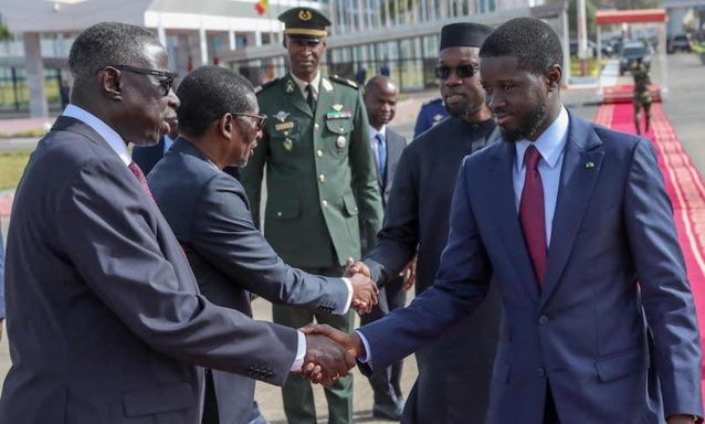 DIOMAYE BOUSCULE LE PROTOCOLE DIOMAYE BOUSCULE LE PROTOCOLE