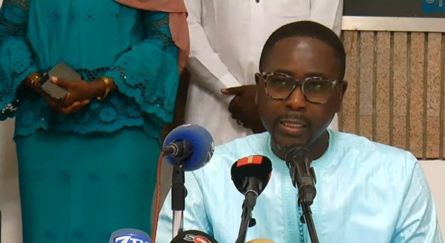 RTS : PAPE ALÉ NIANG TEND LA MAIN AUX JOURNALISTES QUI ONT QUITTÉ LA BOÎTE RTS : PAPE ALÉ NIANG TEND LA MAIN AUX JOURNALISTES QUI ONT QUITTÉ LA BOÎTE