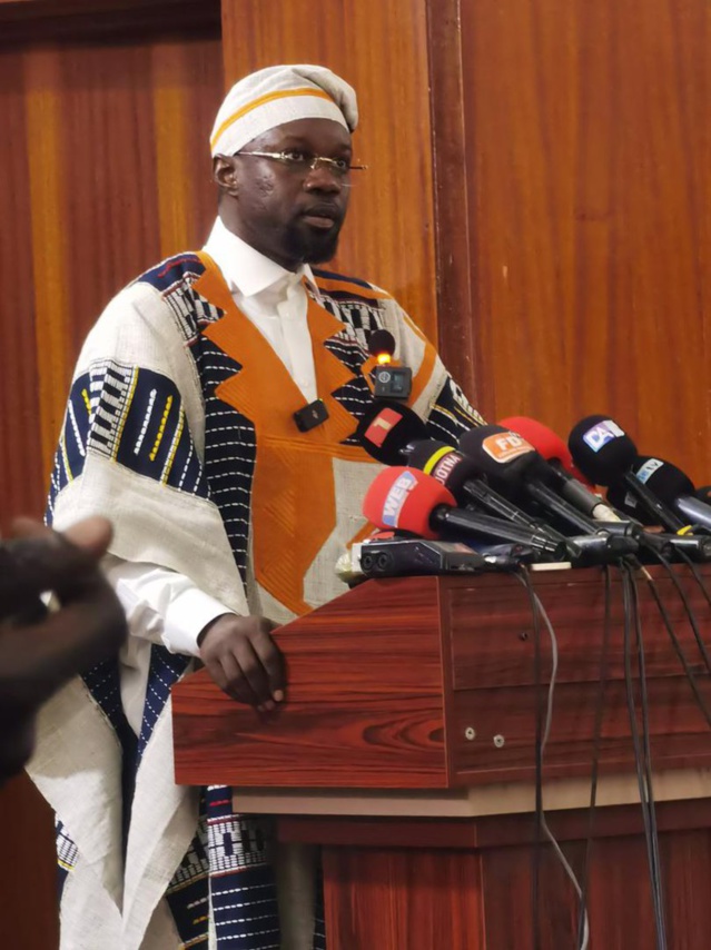 Sonko et sa tenue devant Mélenchon : La symbolique autour du « Nianthio » Sonko et sa tenue devant Mélenchon : La symbolique autour du « Nianthio »