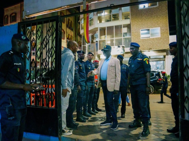 SÉCURITÉ : LE GÉNÉRAL JEAN BAPTISTE TINE MÈNE UNE INSPECTION NOCTURNE DANS PLUSIEURS COMMISSARIATS DE DAKAR SÉCURITÉ : LE GÉNÉRAL JEAN BAPTISTE TINE MÈNE UNE INSPECTION NOCTURNE DANS PLUSIEURS COMMISSARIATS DE DAKAR
