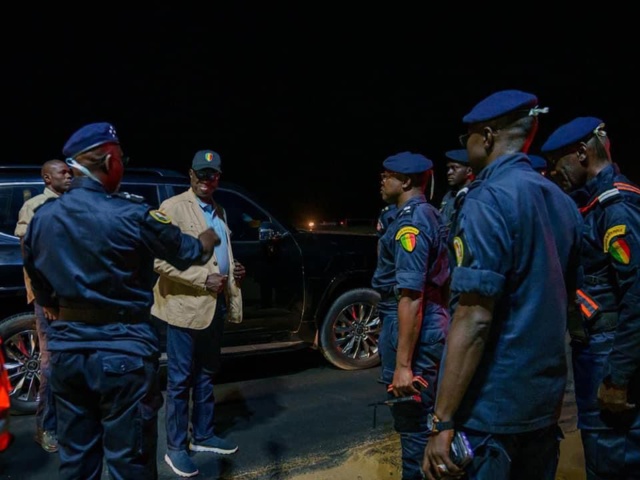 SÉCURITÉ : LE GÉNÉRAL JEAN BAPTISTE TINE MÈNE UNE INSPECTION NOCTURNE DANS PLUSIEURS COMMISSARIATS DE DAKAR SÉCURITÉ : LE GÉNÉRAL JEAN BAPTISTE TINE MÈNE UNE INSPECTION NOCTURNE DANS PLUSIEURS COMMISSARIATS DE DAKAR