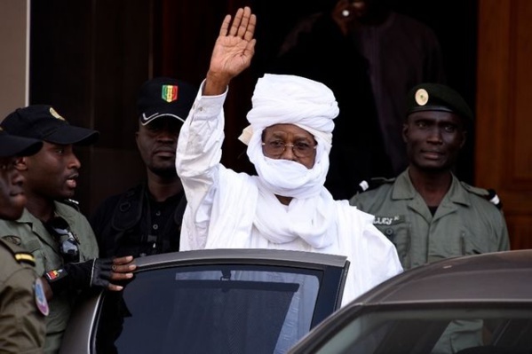 Habré attrait de force devant le prétoire Habré attrait de force devant le prétoire