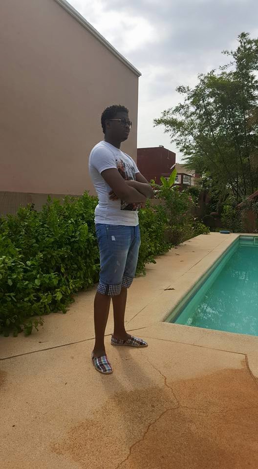 Mohamed Diallo responsable "Apériste" en mode relax dans sa maison de Saly