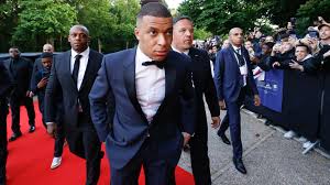 SALAIRE, PRIME À LA SIGNATURE, DROITS À L’IMAGE… LES CHIFFRES DE L'ARRIVÉE DE KYLIAN MBAPPÉ AU REAL MADRID SALAIRE, PRIME À LA SIGNATURE, DROITS À L’IMAGE… LES CHIFFRES DE L'ARRIVÉE DE KYLIAN MBAPPÉ AU REAL MADRID
