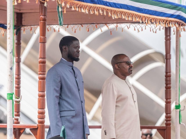 Le Président de la République, Bassirou Diomaye Faye, est arrivé en début d'après-midi à Freetown pour une visite d'amitié et de travail Le Président de la République, Bassirou Diomaye Faye, est arrivé en début d'après-midi à Freetown pour une visite d'amitié et de travail