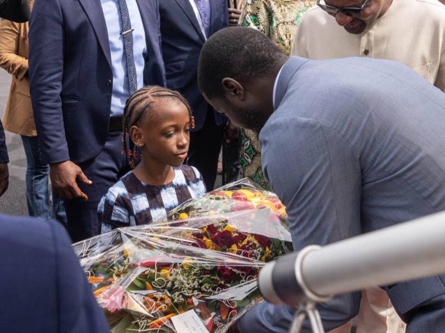 Le Président de la République, Bassirou Diomaye Faye, est arrivé en début d'après-midi à Freetown pour une visite d'amitié et de travail Le Président de la République, Bassirou Diomaye Faye, est arrivé en début d'après-midi à Freetown pour une visite d'amitié et de travail