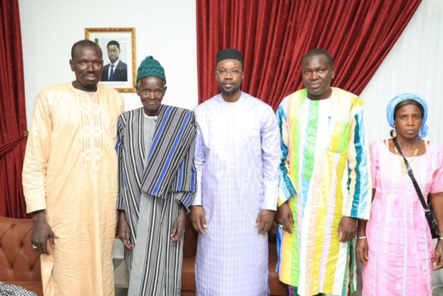 Ousmane Sonko accueille une délégation de Ndengler, pour discuter de solutions Ousmane Sonko accueille une délégation de Ndengler, pour discuter de solutions