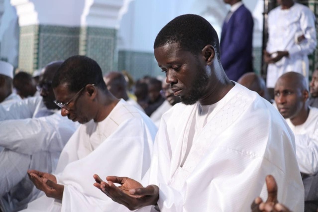 Le Président de la République, SEM Bassirou Diomaye Faye, a effectué la prière de la Tabaski à la grande mosquée de Dakar (IMAGES EXCLUSIVES) Le Président de la République, SEM Bassirou Diomaye Faye, a effectué la prière de la Tabaski à la grande mosquée de Dakar (IMAGES EXCLUSIVES)