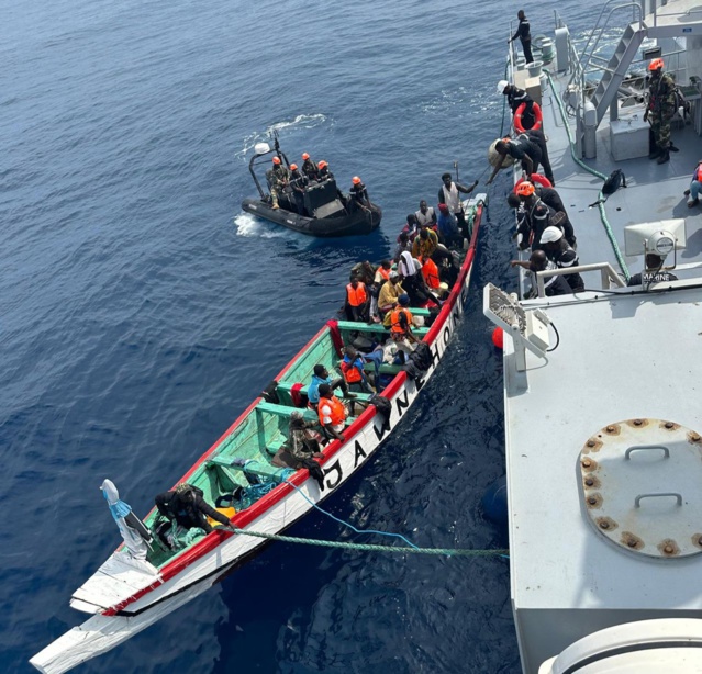52 CANDIDATS À L’ÉMIGRATION IRRÉGULIÈRE SECOURUS PAR LA MARINE NATIONALE 52 CANDIDATS À L’ÉMIGRATION IRRÉGULIÈRE SECOURUS PAR LA MARINE NATIONALE