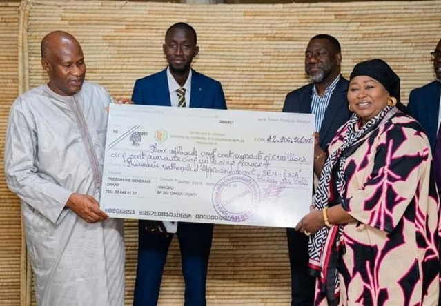 LE MINISTRE DE LA SANTÉ REÇOIT UN CHÈQUE DE PRÈS DE 3 MILLIARDS DE FCFA AU TITRE DE LA DETTE DUE À LA PNA LE MINISTRE DE LA SANTÉ REÇOIT UN CHÈQUE DE PRÈS DE 3 MILLIARDS DE FCFA AU TITRE DE LA DETTE DUE À LA PNA