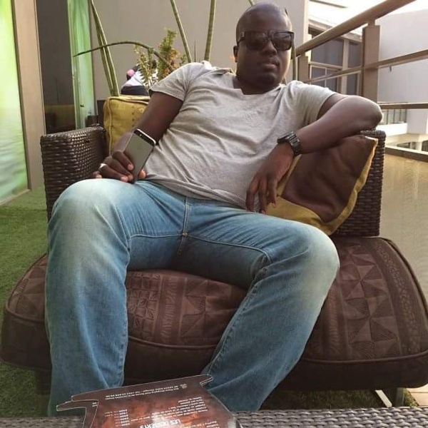 Voici Bass, le gérant de Multimédias Stores! Voici Bass, le gérant de Multimédias Stores!