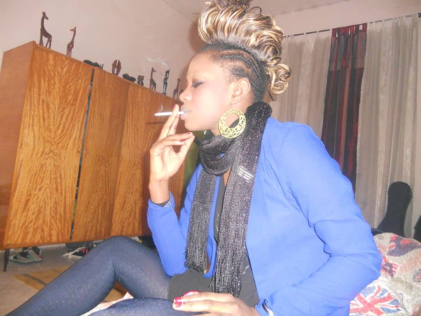 Mame Diarra Guèye ex choriste du Super Etoile avec son joint! Mame Diarra Guèye ex choriste du Super Etoile avec son joint!