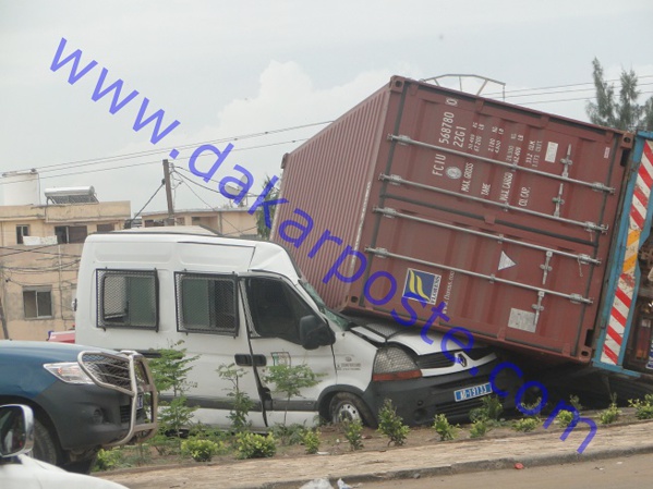 Rufisque: la voiture de police heurté par un camion (images)