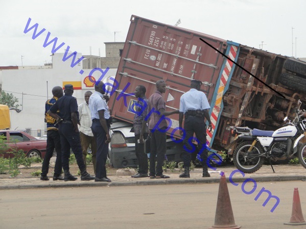 Rufisque: la voiture de police heurté par un camion (images) Rufisque: la voiture de police heurté par un camion (images)