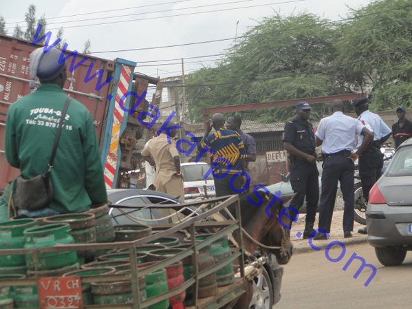 Rufisque: la voiture de police heurté par un camion (images) Rufisque: la voiture de police heurté par un camion (images)
