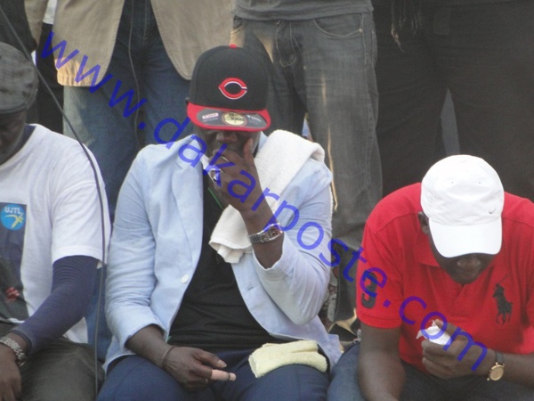 Dakarposte offre un cadeau surprise à celui ou celle qui saura trouver l'identité de cet artiste qui se régale avec de la glace communément appelée "crème glacée". Dakarposte offre un cadeau surprise à celui ou celle qui saura trouver l'identité de cet artiste qui se régale avec de la glace communément appelée "crème glacée".