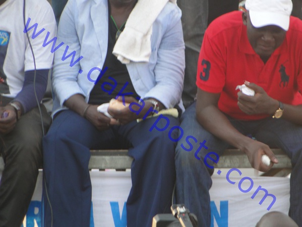 Dakarposte offre un cadeau surprise à celui ou celle qui saura trouver l'identité de cet artiste qui se régale avec de la glace communément appelée "crème glacée". Dakarposte offre un cadeau surprise à celui ou celle qui saura trouver l'identité de cet artiste qui se régale avec de la glace communément appelée "crème glacée".