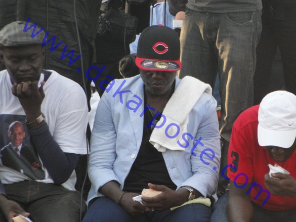 Dakarposte offre un cadeau surprise à celui ou celle qui saura trouver l'identité de cet artiste qui se régale avec de la glace communément appelée "crème glacée". Dakarposte offre un cadeau surprise à celui ou celle qui saura trouver l'identité de cet artiste qui se régale avec de la glace communément appelée "crème glacée".