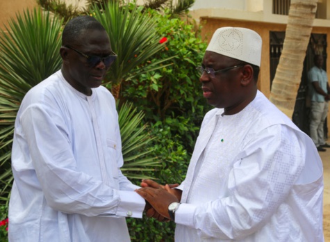 Manœuvres au Palais : Macky Sall en conciliabules avec les ministres conseillers Benoît Sambou et Mor Ngom et le député Moustapha Diakhaté Manœuvres au Palais : Macky Sall en conciliabules avec les ministres conseillers Benoît Sambou et Mor Ngom et le député Moustapha Diakhaté