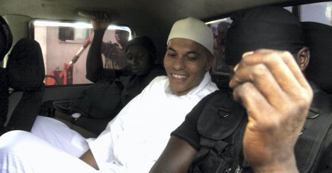 Correspondance au khalife des Mourides: Karim Wade reçoit la visite de gendarmes Correspondance au khalife des Mourides: Karim Wade reçoit la visite de gendarmes