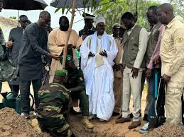 LE PRÉSIDENT BASSIROU DIOMAYE FAYE LOUE L’ENGAGEMENT DE L’ASSOCIATION « TOUBA CA KANAM » POUR LE REBOISEMENT À TOUBA LE PRÉSIDENT BASSIROU DIOMAYE FAYE LOUE L’ENGAGEMENT DE L’ASSOCIATION « TOUBA CA KANAM » POUR LE REBOISEMENT À TOUBA