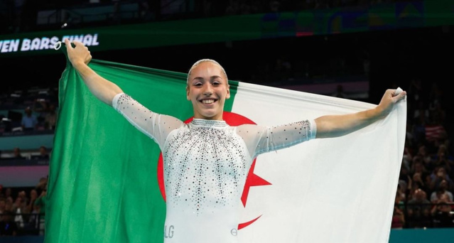 KAYLIA NEMOUR, UNE ÉTOILE MONTANTE DE LA GYMNASTIQUE ALGERIENNE, REMPORTE L’OR AUX BARRES ASYMÉTRIQUES KAYLIA NEMOUR, UNE ÉTOILE MONTANTE DE LA GYMNASTIQUE ALGERIENNE, REMPORTE L’OR AUX BARRES ASYMÉTRIQUES