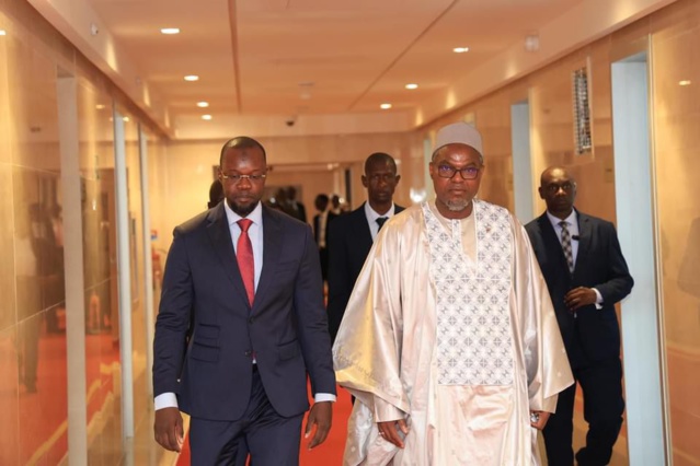 Revivez en images la séance de travail entre le Vice-Président de la Gambie, Muhammed B.S.JALLOW et le Premier Ministre Ousmane SONKO au building administratif Mamadou DIA. Revivez en images la séance de travail entre le Vice-Président de la Gambie, Muhammed B.S.JALLOW et le Premier Ministre Ousmane SONKO au building administratif Mamadou DIA.