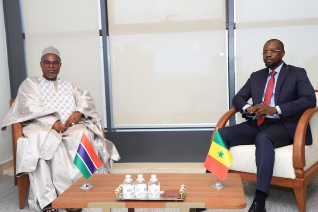 Revivez en images la séance de travail entre le Vice-Président de la Gambie, Muhammed B.S.JALLOW et le Premier Ministre Ousmane SONKO au building administratif Mamadou DIA. Revivez en images la séance de travail entre le Vice-Président de la Gambie, Muhammed B.S.JALLOW et le Premier Ministre Ousmane SONKO au building administratif Mamadou DIA.