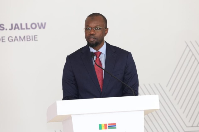 Revivez en images la séance de travail entre le Vice-Président de la Gambie, Muhammed B.S.JALLOW et le Premier Ministre Ousmane SONKO au building administratif Mamadou DIA. Revivez en images la séance de travail entre le Vice-Président de la Gambie, Muhammed B.S.JALLOW et le Premier Ministre Ousmane SONKO au building administratif Mamadou DIA.