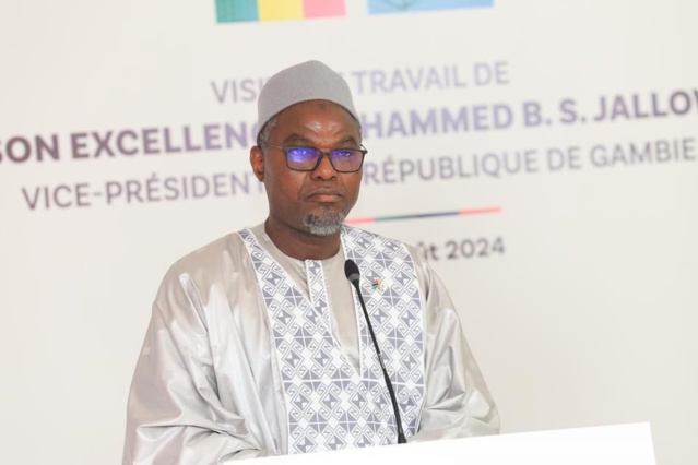 Revivez en images la séance de travail entre le Vice-Président de la Gambie, Muhammed B.S.JALLOW et le Premier Ministre Ousmane SONKO au building administratif Mamadou DIA. Revivez en images la séance de travail entre le Vice-Président de la Gambie, Muhammed B.S.JALLOW et le Premier Ministre Ousmane SONKO au building administratif Mamadou DIA.