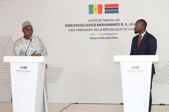 Revivez en images la séance de travail entre le Vice-Président de la Gambie, Muhammed B.S.JALLOW et le Premier Ministre Ousmane SONKO au building administratif Mamadou DIA. Revivez en images la séance de travail entre le Vice-Président de la Gambie, Muhammed B.S.JALLOW et le Premier Ministre Ousmane SONKO au building administratif Mamadou DIA.