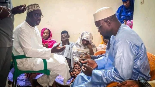 Le Premier ministre Ousmane SONKO s’est rendu cet après-midi, à Rufisque Ouest et aux Almadies 2 pour présenter ses condoléances auprès des familles du Maire de Rufisque Ouest Alioune MAR et Mactar DABO, commissaire scientifique de PASTEF (IMAGES) Le Premier ministre Ousmane SONKO s’est rendu cet après-midi, à Rufisque Ouest et aux Almadies 2 pour présenter ses condoléances auprès des familles du Maire de Rufisque Ouest Alioune MAR et Mactar DABO, commissaire scientifique de PASTEF (IMAGES)