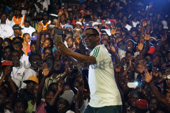 Le Selfie de Youssou Ndour avec ses fan's à Ziguinchor Le Selfie de Youssou Ndour avec ses fan's à Ziguinchor