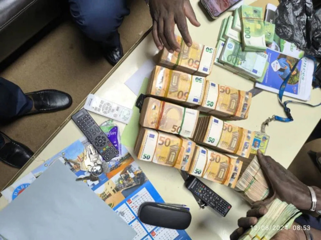 Mali : un homme d’affaires arrêté avec 500 000 euros (330 154 900,00 f cfa) Mali : un homme d’affaires arrêté avec 500 000 euros (330 154 900,00 f cfa)