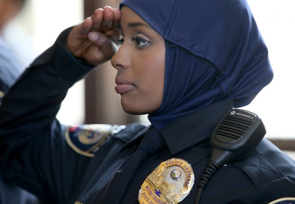 Arrêt sur image-Kadra Mohamed, première femme policière en Hijab aux USA Arrêt sur image-Kadra Mohamed, première femme policière en Hijab aux USA