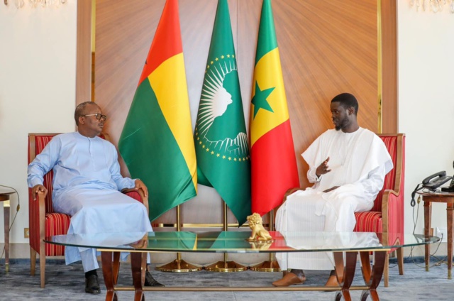 À Dakar depuis quelques heures, le point sur le séjour du Président Omaro Sissoko Embalo reçu par le chef de l'Etat Bassirou Diomaye À Dakar depuis quelques heures, le point sur le séjour du Président Omaro Sissoko Embalo reçu par le chef de l'Etat Bassirou Diomaye