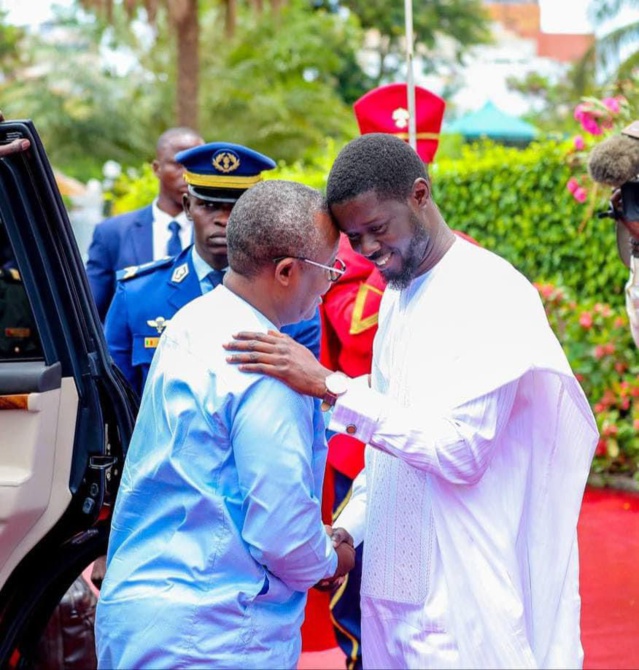 À Dakar depuis quelques heures, le point sur le séjour du Président Omaro Sissoko Embalo reçu par le chef de l'Etat Bassirou Diomaye À Dakar depuis quelques heures, le point sur le séjour du Président Omaro Sissoko Embalo reçu par le chef de l'Etat Bassirou Diomaye