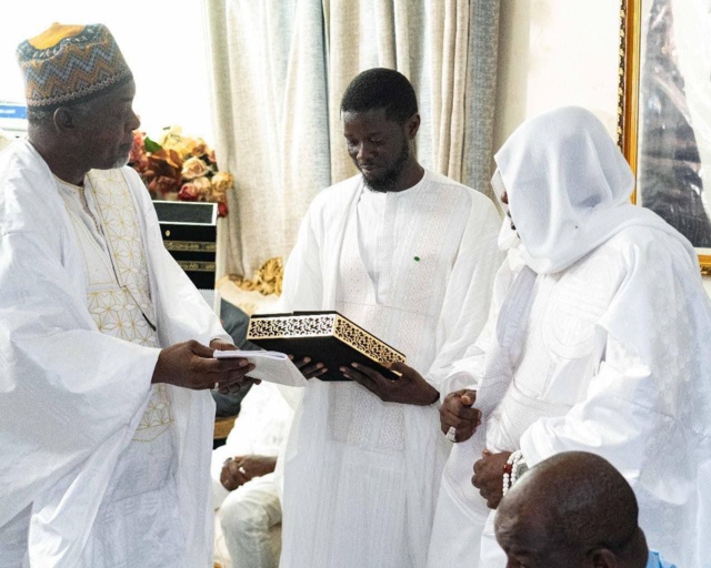 Revivez en images le "ziar" du chef de l'Etat, Bassirou Diomaye Faye, auprès de la communauté layenne ! Revivez en images le "ziar" du chef de l'Etat, Bassirou Diomaye Faye, auprès de la communauté layenne !